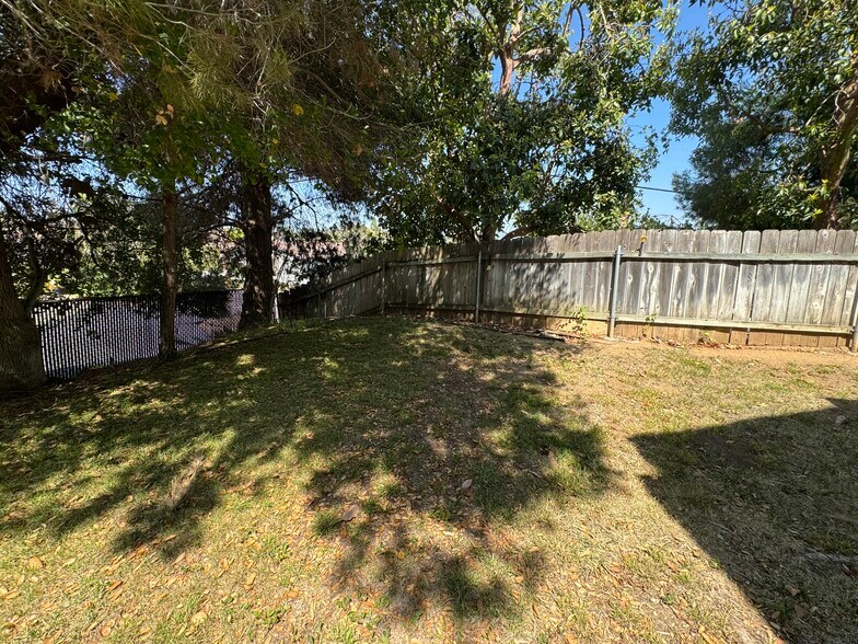 Building Photo - 330 Ivy Ln