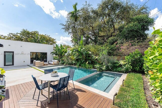 Building Photo - 445 NE 76th St