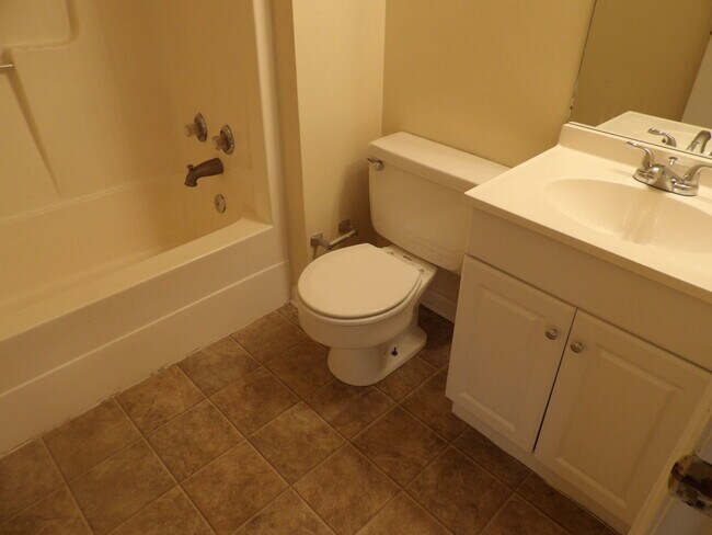 Building Photo - 65 Ashwood Ct