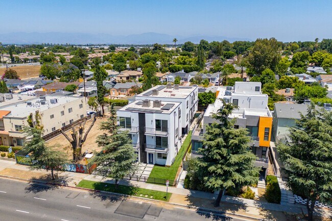 Building Photo - Stunning 4-bedroom, 4-bathroom tri-level t...