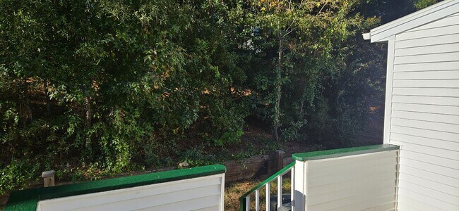 Building Photo - Darling 2br 2ba One Level Living Townhome ...
