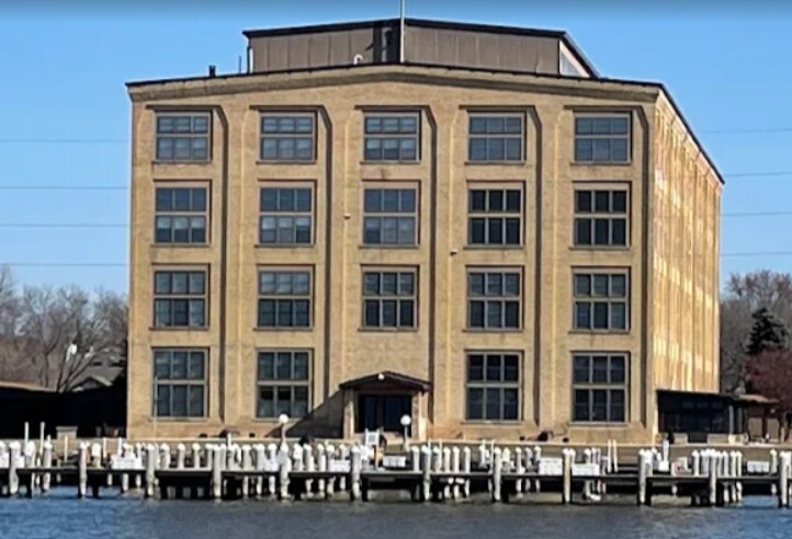 Building Photo - 1545 Arboretum Dr