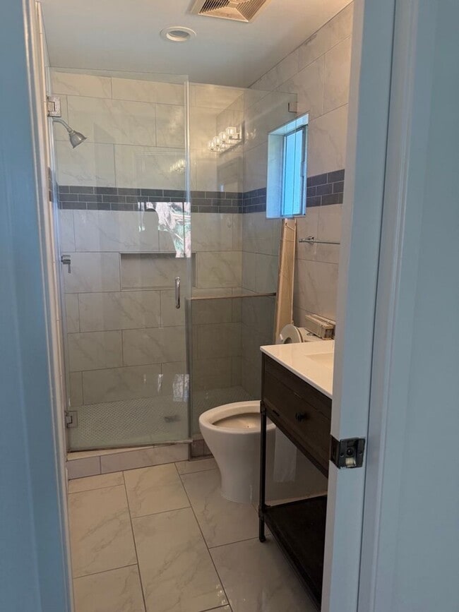 Building Photo - SPACIOUS AND BRIGHT 2 BED +2.5 BATH CONDO!...