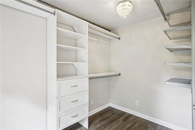 Building Photo - 1136 Gilbert St SE