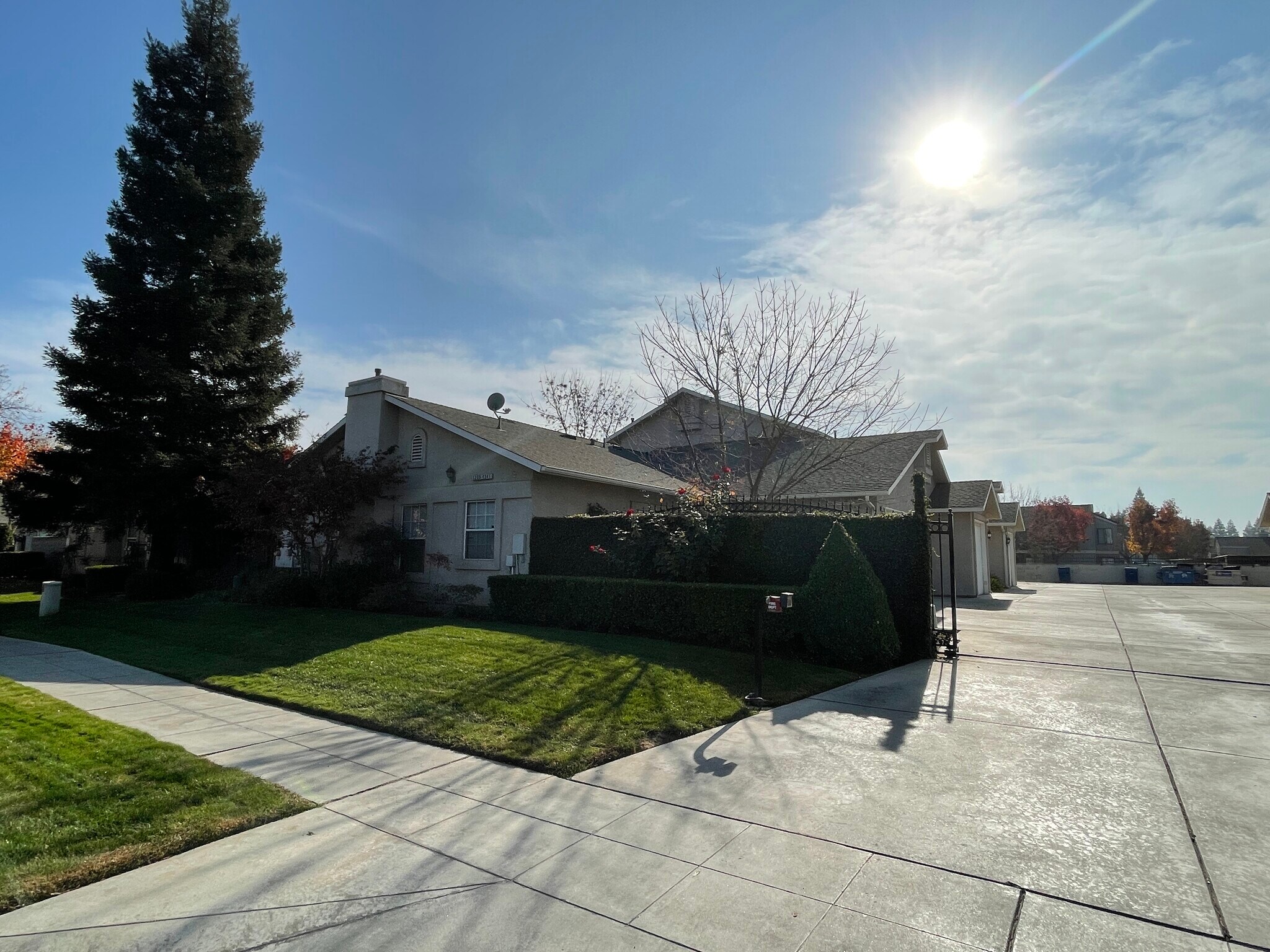 Building Photo - 1237 W Spruce Ave