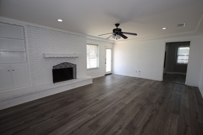 Building Photo - 412 Live Oak Dr