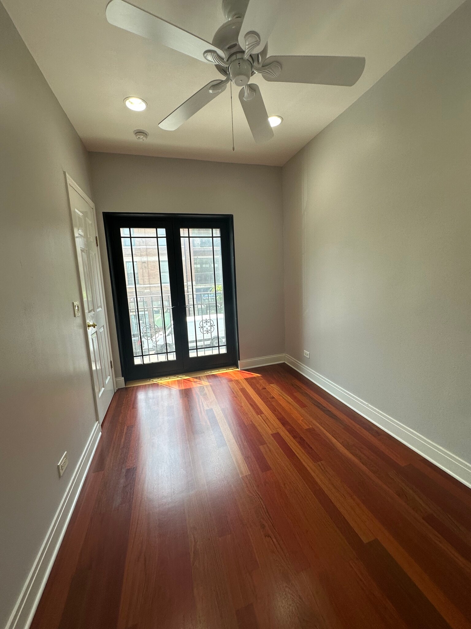 2nd bedroom/office - 2216 W Belmont Ave