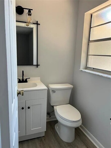 Master half bathroom - 261 Deleon Rd