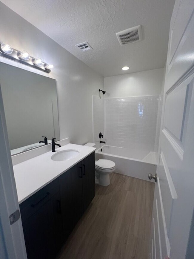 Building Photo - SPACIOUS HOME FOR RENT!
