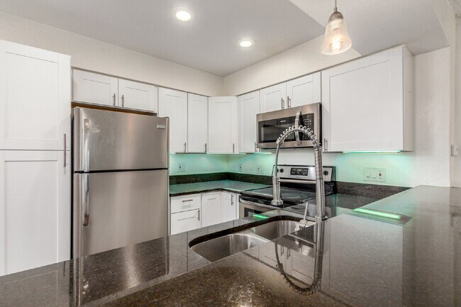 Building Photo - Lovely Three bed / Two bath for rent