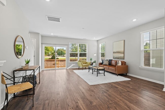 Building Photo - Spacious 4-Bed Home! Modern Kitchen, High Ceilings, Dual Primaries, Laundry Room, Pet Friendly!