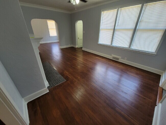 Building Photo - Charming 3-Bedroom Retreat with Hardwood Elegance