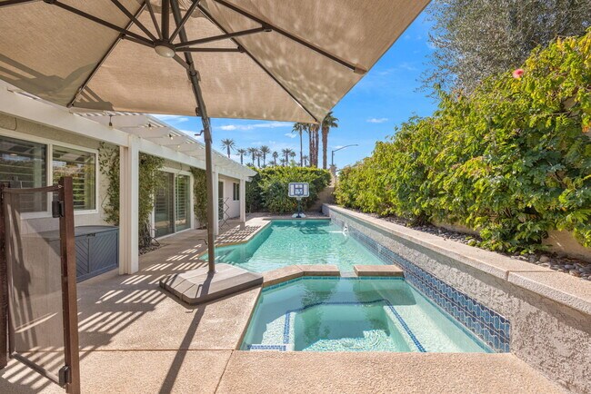 Building Photo - 43911 La Carmela Dr