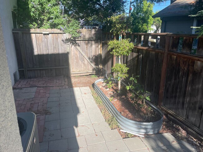 Building Photo - Cozy 2 bedroom bungalow home near UOP