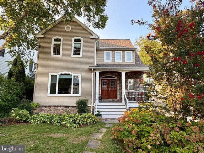 Building Photo - 904 Lincoln Ave