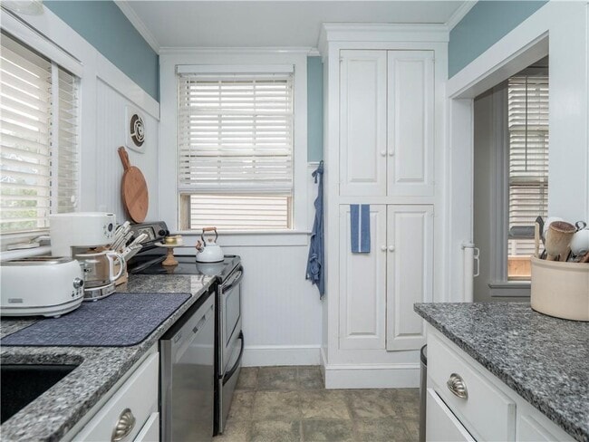 Building Photo - 3 Pell St