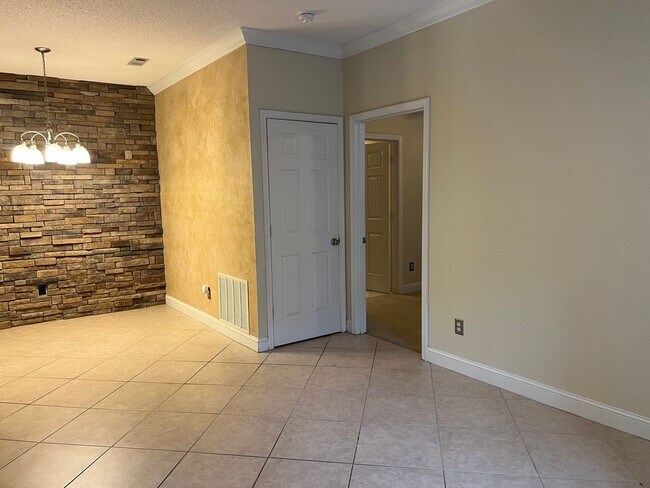Building Photo - Upgraded First Floor Condo - Estate at Wes...