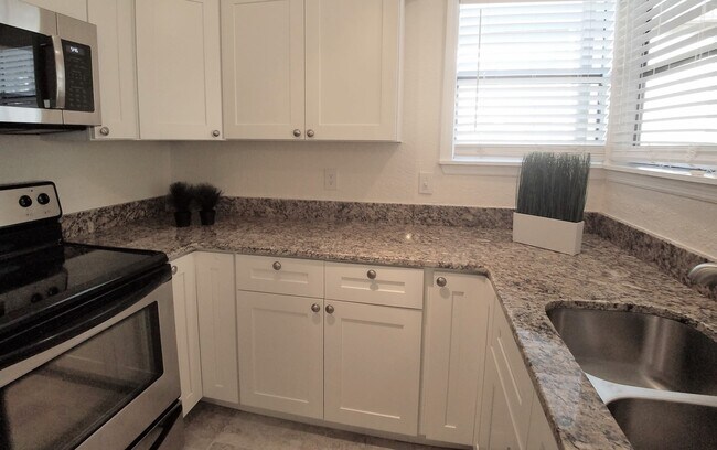 Building Photo - Beautiful  Remodeled First Floor 2/2 Condo...