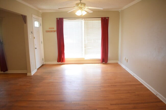 Building Photo - Super Cute 2 Bedroom Home in Tech Terrace! Pre-Leasing for August!