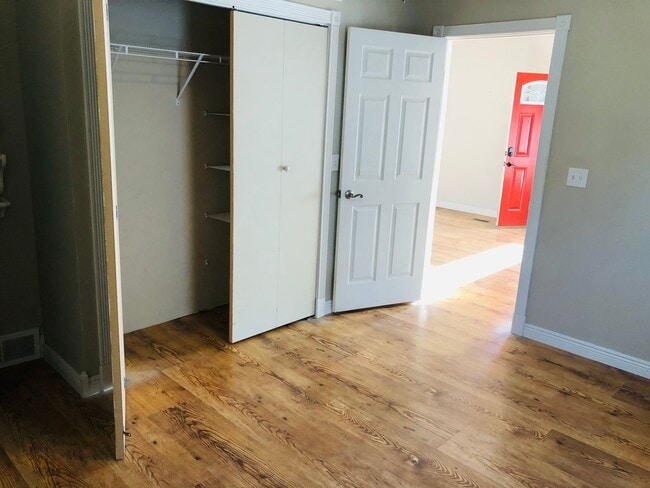 Building Photo - House- NW