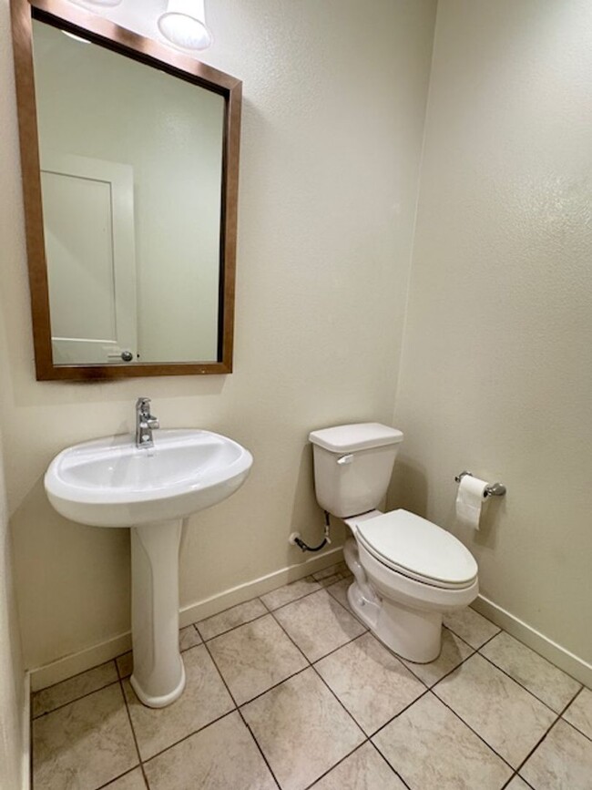 Building Photo - Newer 3 bedroom townhome in Simi Valley