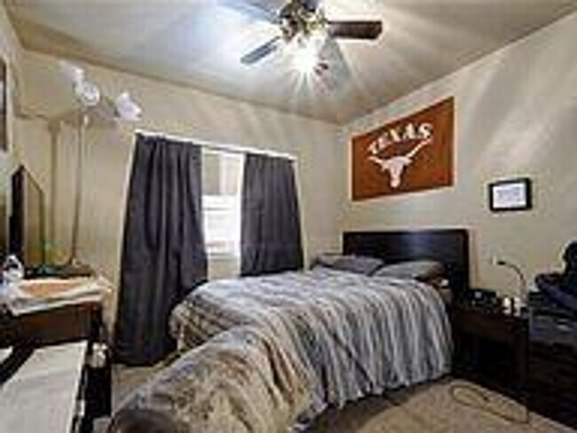 Building Photo - West Campus Condo Under $1000/Bedroom Walk...