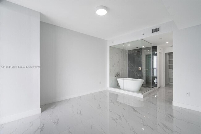 Building Photo - 700 NE 24th St