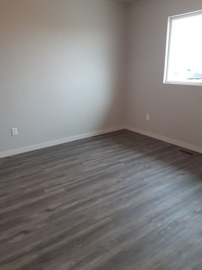 Building Photo - Modern Living in a 3-Bed, 2-Bath Townhome with Attached 2 Car Garage