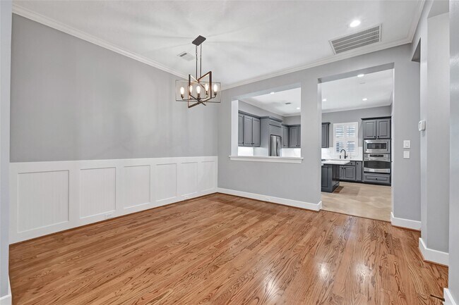 Building Photo - 210 Breezy Way