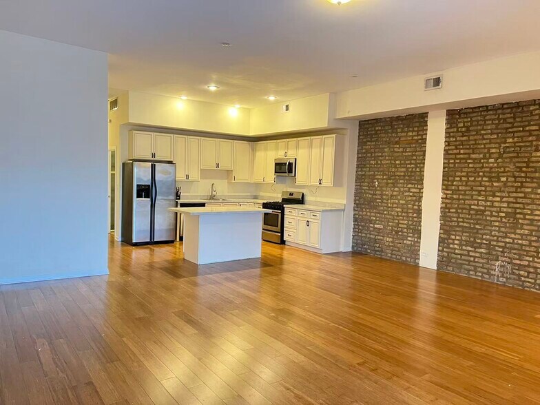 Building Photo - 2358 N Clybourn Ave