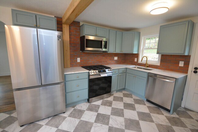 Building Photo - Fantastic Uptown home with amazing details throughout!
