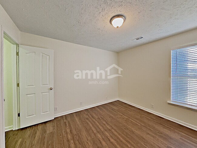 Building Photo - 511 Whitewater Ln