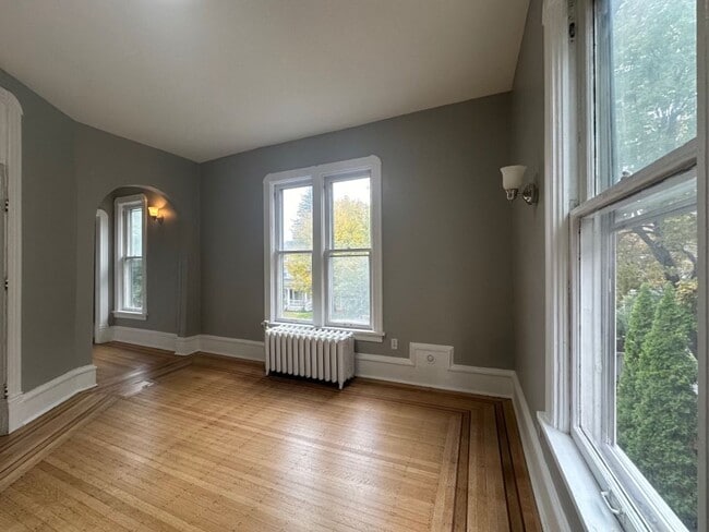Building Photo - Beautiful 4 bedroom duplex!