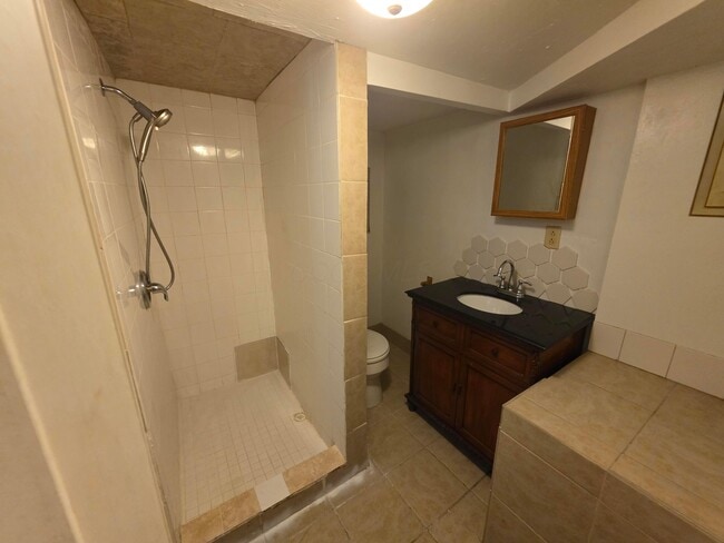 Building Photo - 7006 Finchley Dr