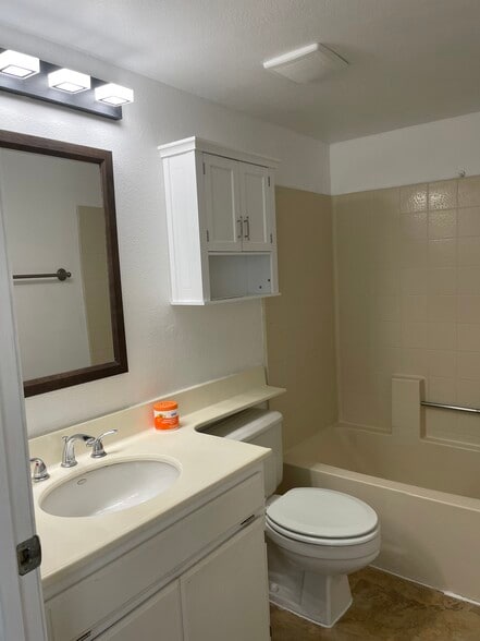 Full bath - 4201 Las Virgenes Rd
