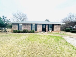 Building Photo - ** 3 bed 2 bath located by Frazer church *...