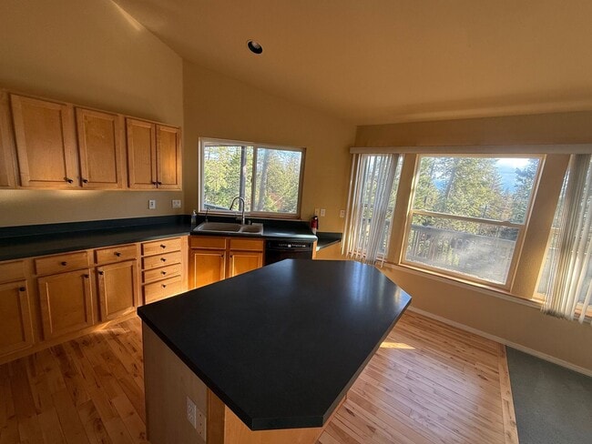 Building Photo - Spacious 5 Bedroom / 3 Bathroom Home for Rent in Lakeside, Montana