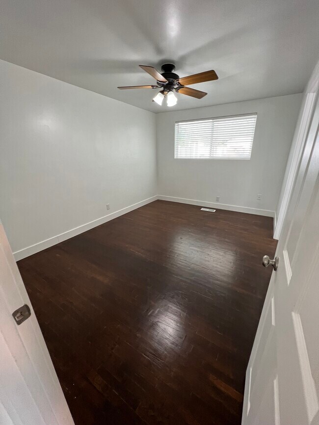 Building Photo - 825 E Larkspur Dr