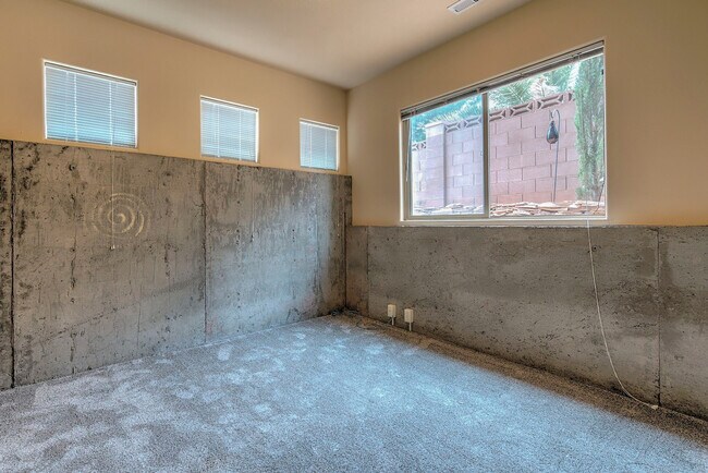 Building Photo - Gorgeous, Custom 4 bed, 3 bath Pet-Friendl...