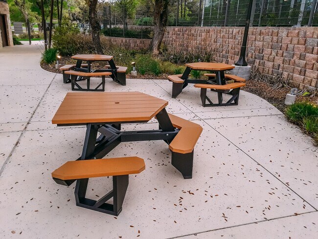 Building Photo - Beautiful 3036 SF Home - 5 Bed/3 Bath + Media Room and Game Room! - Hidden Trails, Bulverde