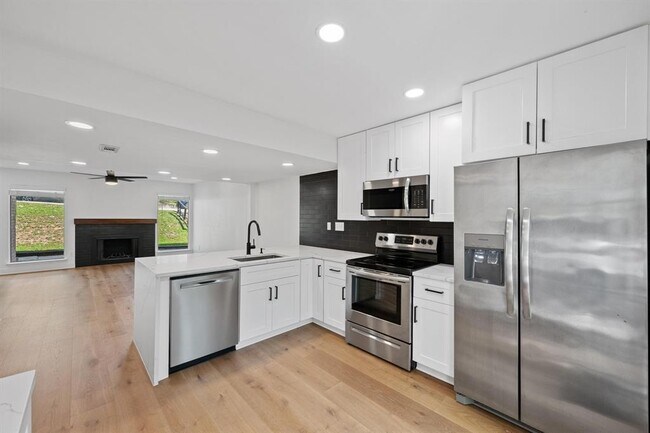 Building Photo - 6411 Chimney Creek Cir