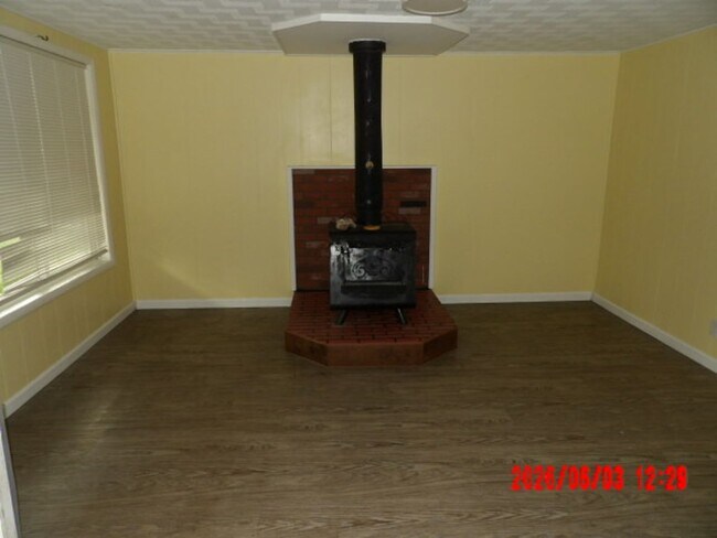 Building Photo - 3 bedroom house