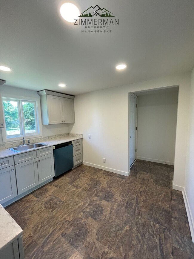Building Photo - Newly remodeled house in a quiet neighborhood in Springfield