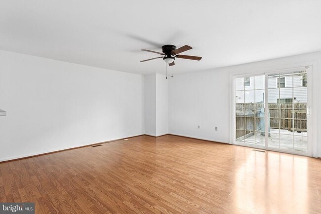 Building Photo - 15537 N Oak Ct