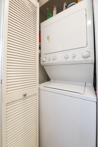 Building Photo - 1537 E Hillsboro Blvd