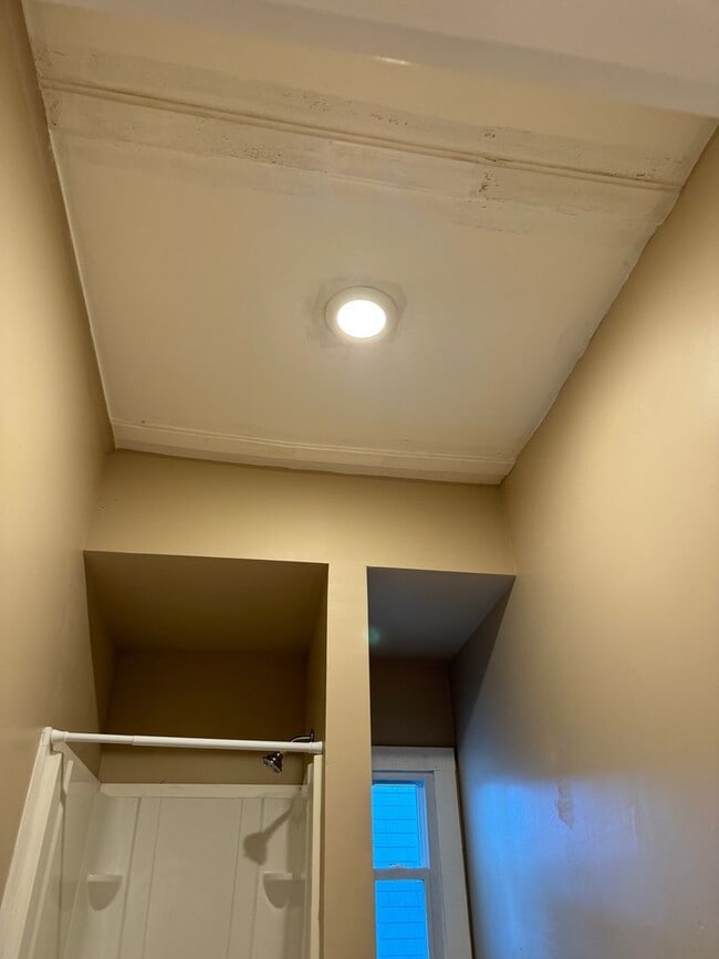 Building Photo - 1 Bedroom Apartment