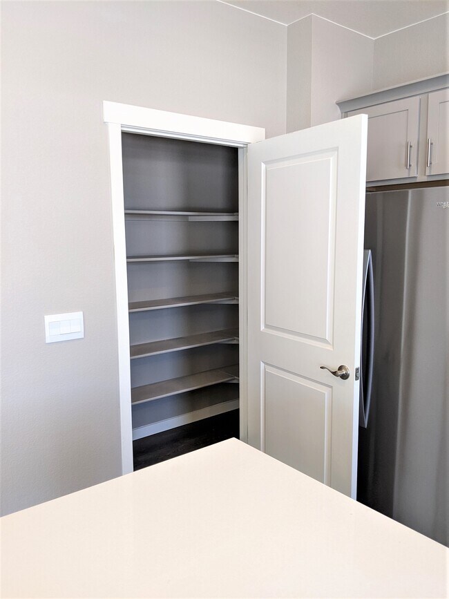 Building Photo - 1939 Knobby Pine Dr