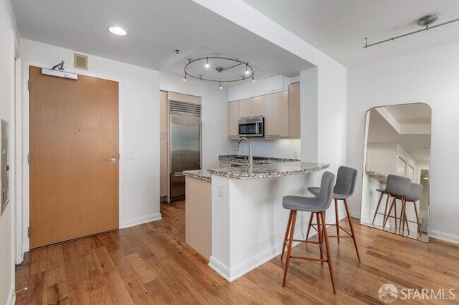 Building Photo - 425 1st St