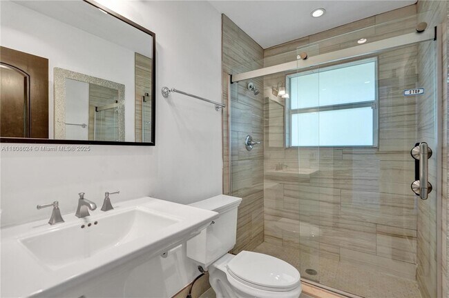 Building Photo - 3100 NE 56th Ct