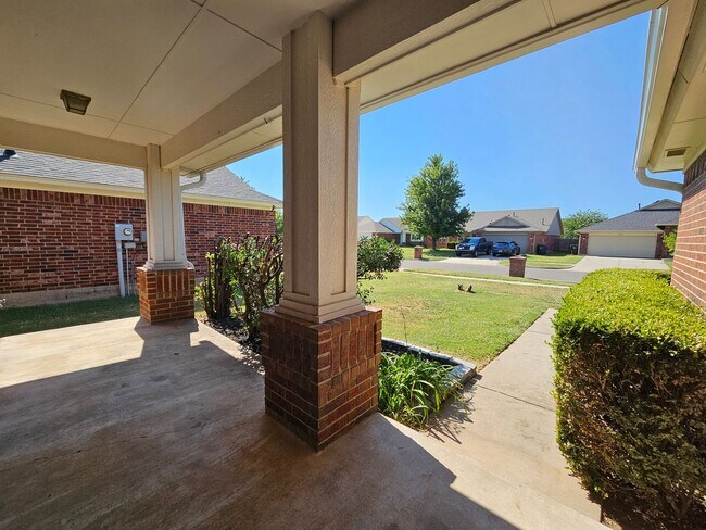 Building Photo - 2713 Edgemere Dr